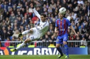 Real Madrid´s feast 5-1 against Levante who scored first, but ended with 5 balls in the net